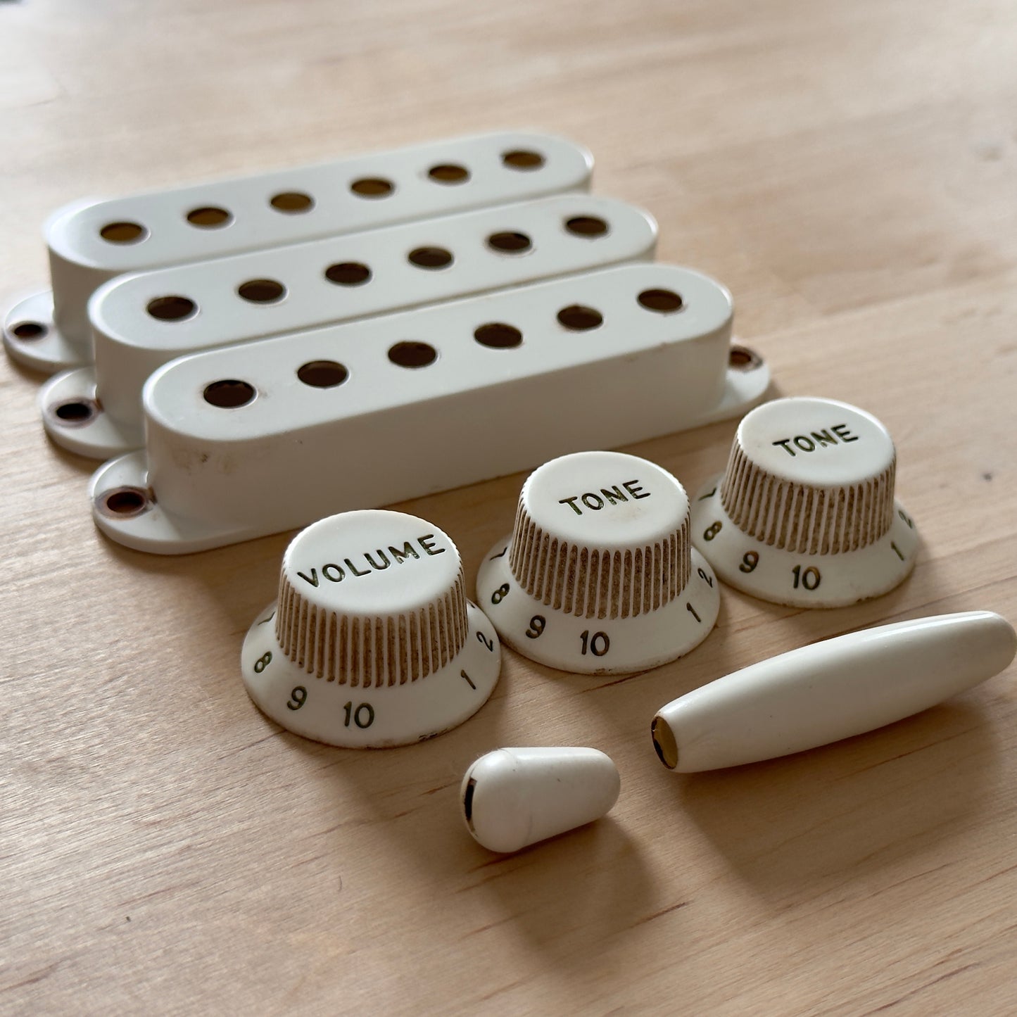 1957 ストラト®用ノブ、カバー&チップ(ABSスタイル)