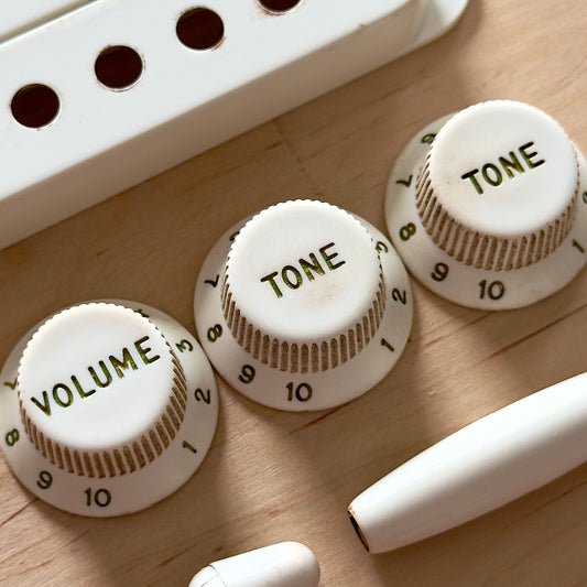 1957 ストラト®用ノブ、カバー&チップ(ABSスタイル)