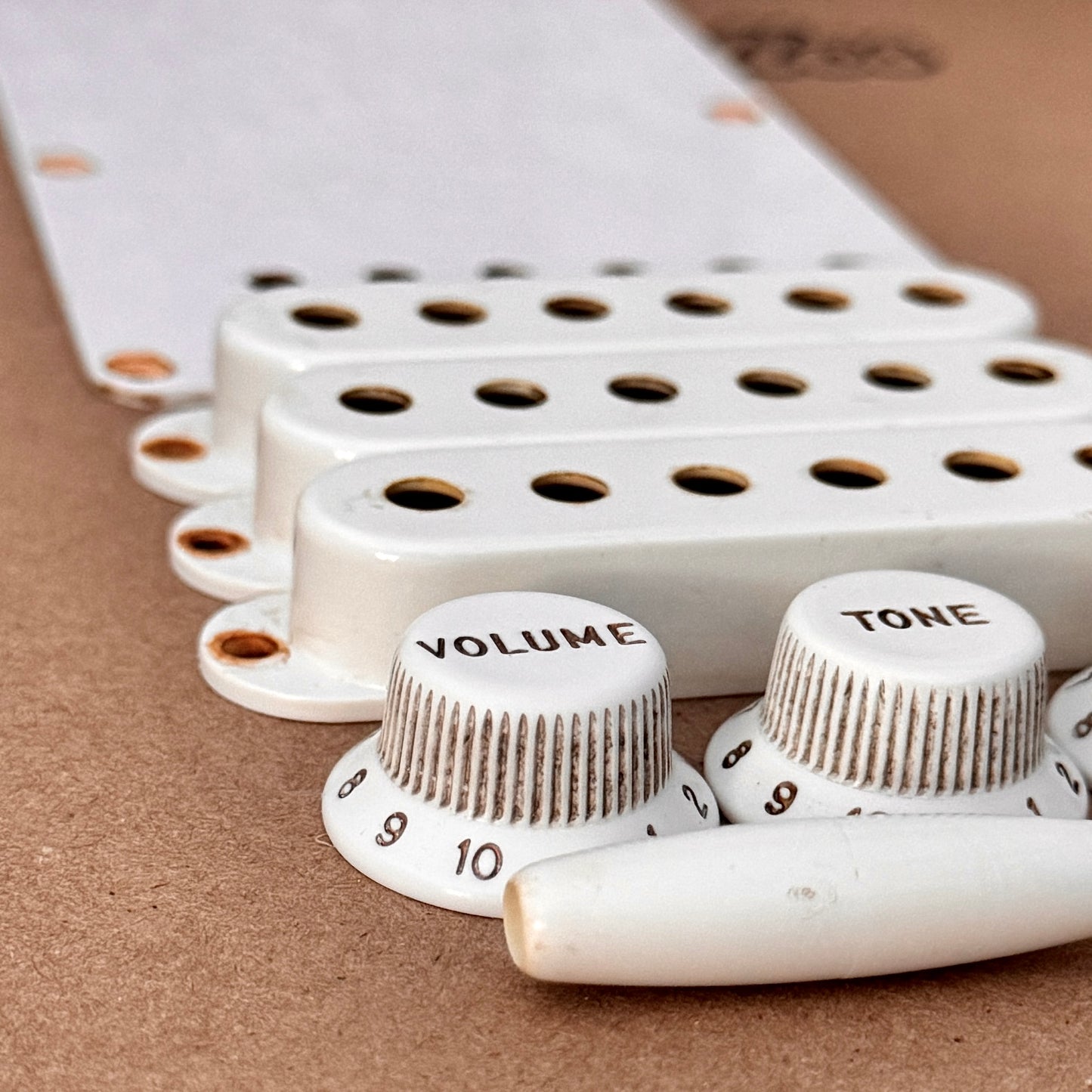 1954/1955 Strat® Full Accessory Kit (Bakelite Style)