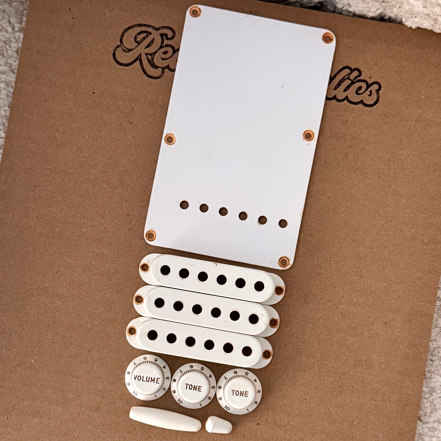 1954/1955 Strat® Full Accessory Kit (Bakelite Style)
