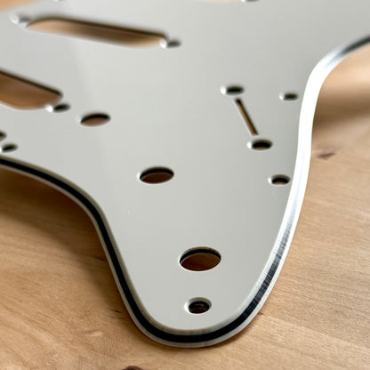 Fender 11-Hole Modern-Style Stratocaster SSS Pickguard In Parchment - Music Co - Foto 3