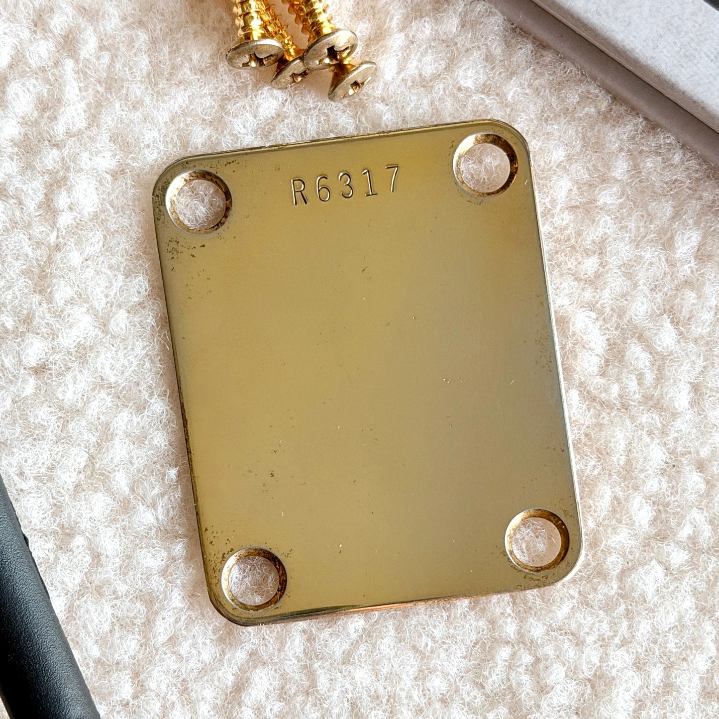 Vintage Halsplatte in Gold (Optionale Seriennummer)