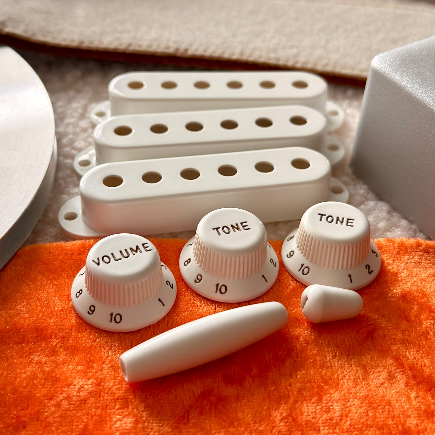 1955 Strat® Knobs, Covers & Tips (Bakelite Style)