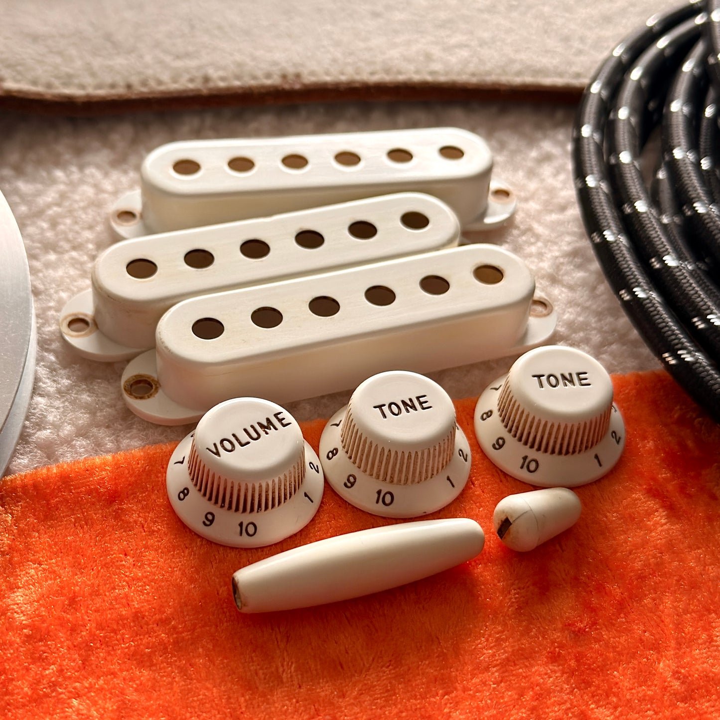 1955 Strat® Knobs, Covers & Tips (Bakelite Style)