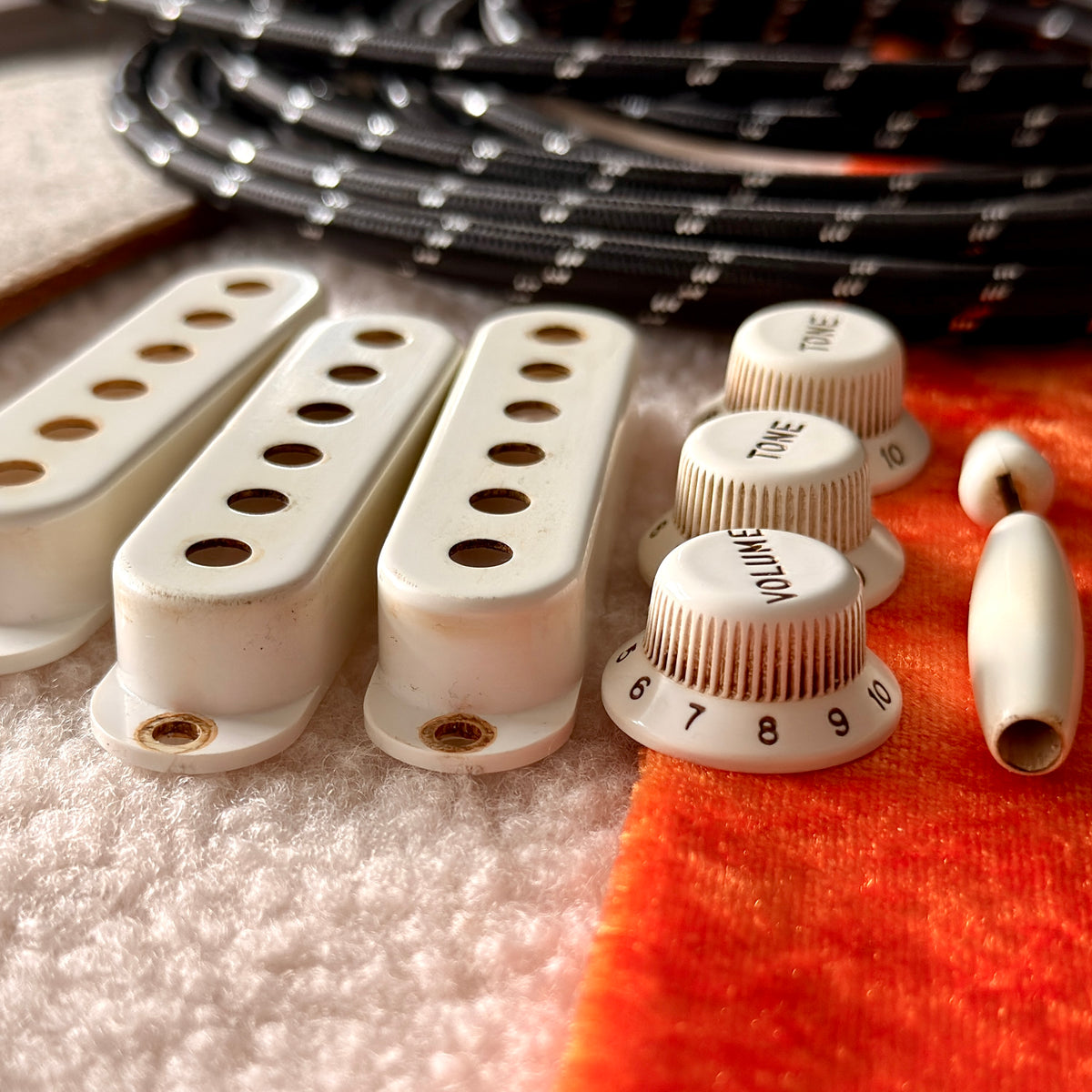1955 Strat® Knobs, Covers & Tips (Bakelite Style)