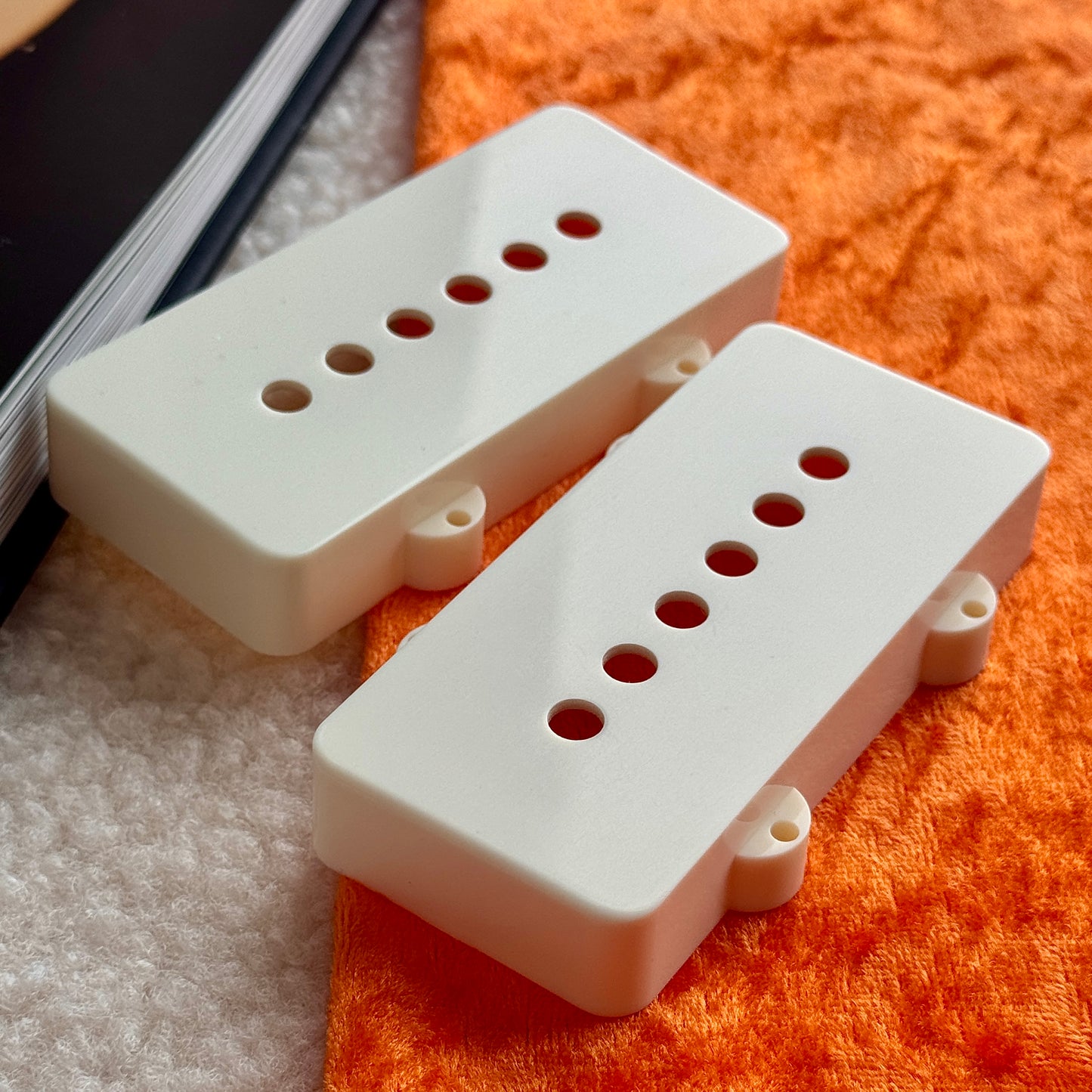 Jazzmaster® Pickup-Kappen in Ivory