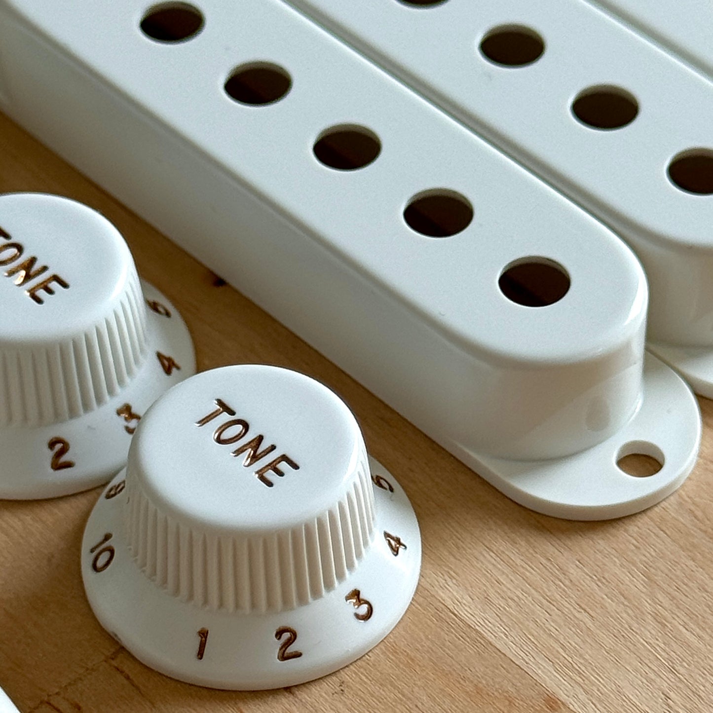 VOS • 1955 Strat® Knobs, Covers & Tips (Bakelite Style)