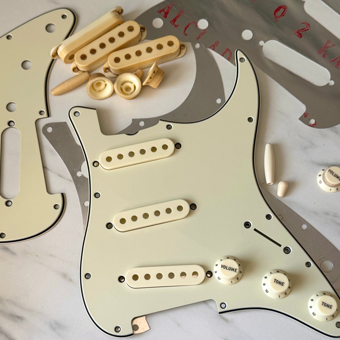 VOS • 1960's Strat® Nylon Knobs, Covers & Tips